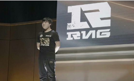 UZI：所有(yǒu)欠我的(de)冠軍 現(xiàn)在都(dōu)該還(hái)給我了(le)