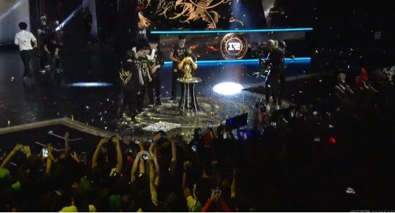 UZI：所有(yǒu)欠我的(de)冠軍 現(xiàn)在都(dōu)該還(hái)給我了(le)